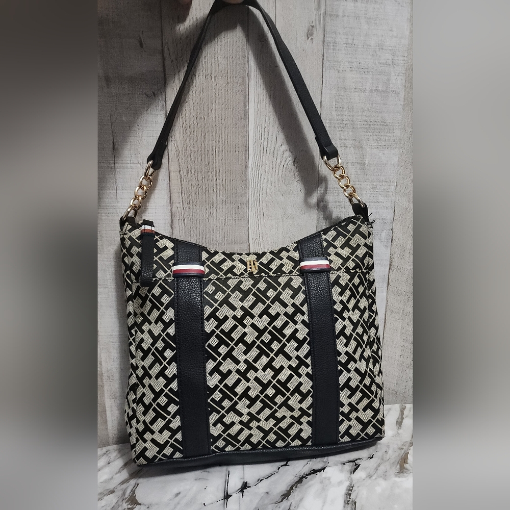 🪻NWOT Tommy Hilfiger Black & Cream Monogram Shoulder Bag w Gold Chain Accents🪻